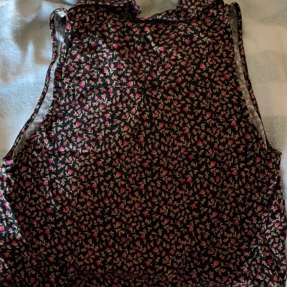 Forever 21 Sleeves Crop Top - Picture 2 of 4